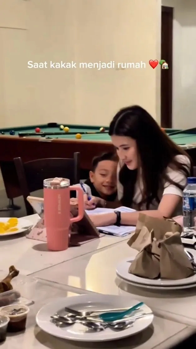 Senang punya kakak sambung, ini 9 potret Air Rumi nempel dengan Hassya Ramadhani, manja pol