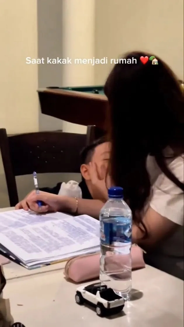 Senang punya kakak sambung, ini 9 potret Air Rumi nempel dengan Hassya Ramadhani, manja pol