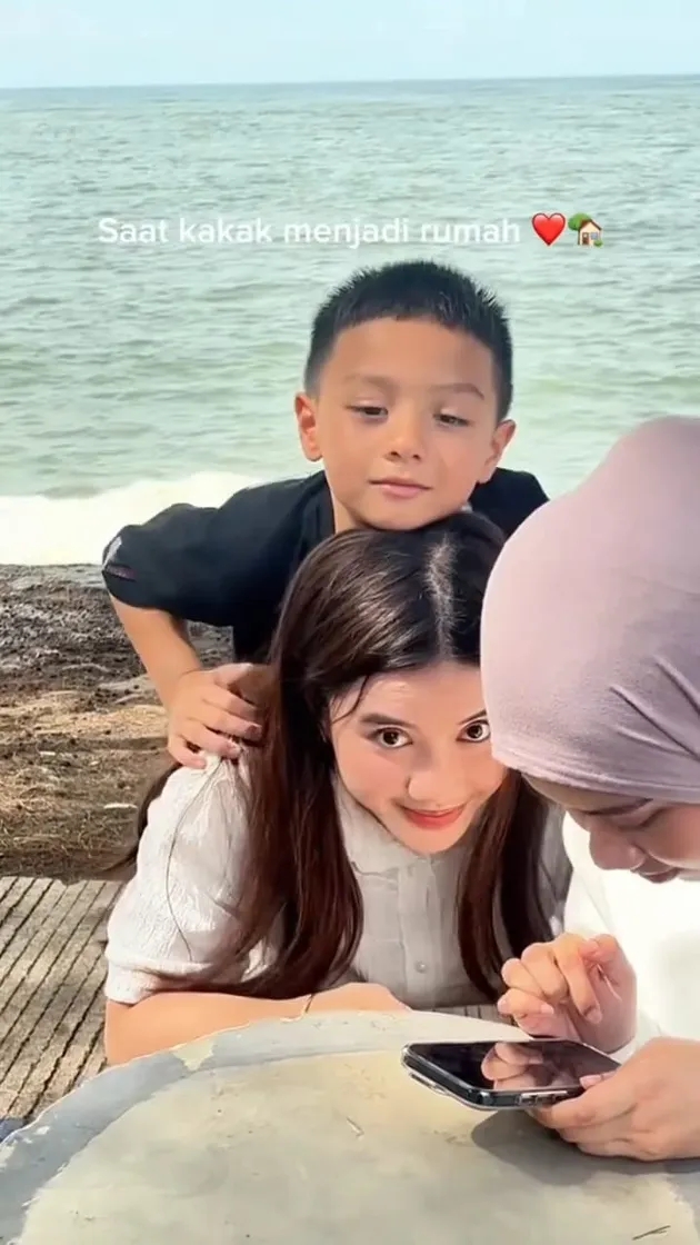 Senang punya kakak sambung, ini 9 potret Air Rumi nempel dengan Hassya Ramadhani, manja pol