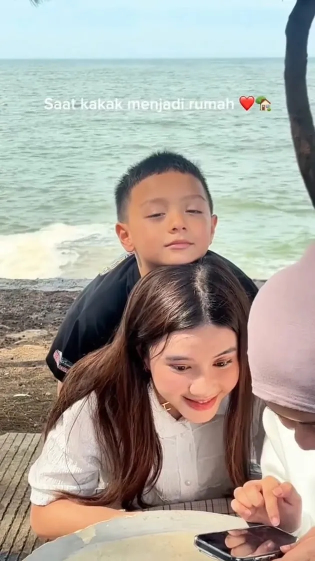Senang punya kakak sambung, ini 9 potret Air Rumi nempel dengan Hassya Ramadhani, manja pol