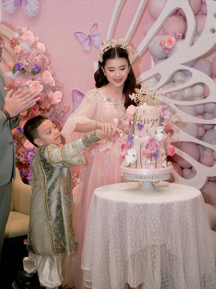 Senang punya kakak sambung, ini 9 potret Air Rumi nempel dengan Hassya Ramadhani, manja pol