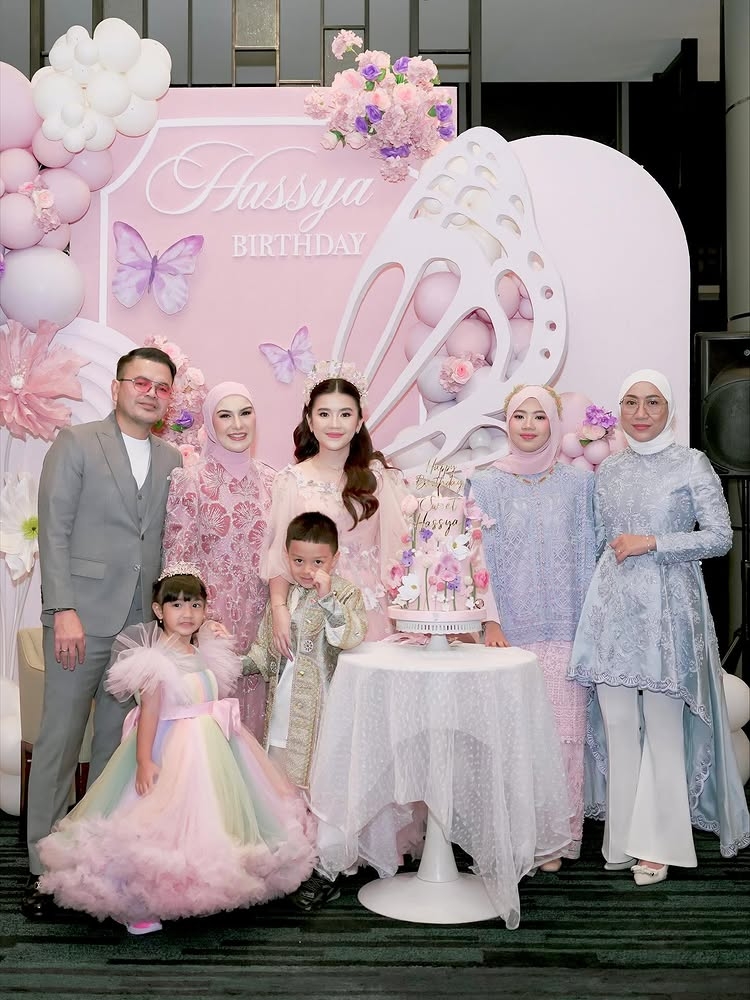 Senang punya kakak sambung, ini 9 potret Air Rumi nempel dengan Hassya Ramadhani, manja pol