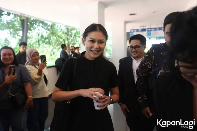 7 Potret Marissa Anita pakai busana hitam di sidang cerai, jelaskan maknanya