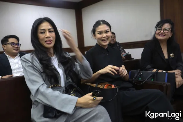 7 Potret Marissa Anita pakai busana hitam di sidang cerai, jelaskan maknanya