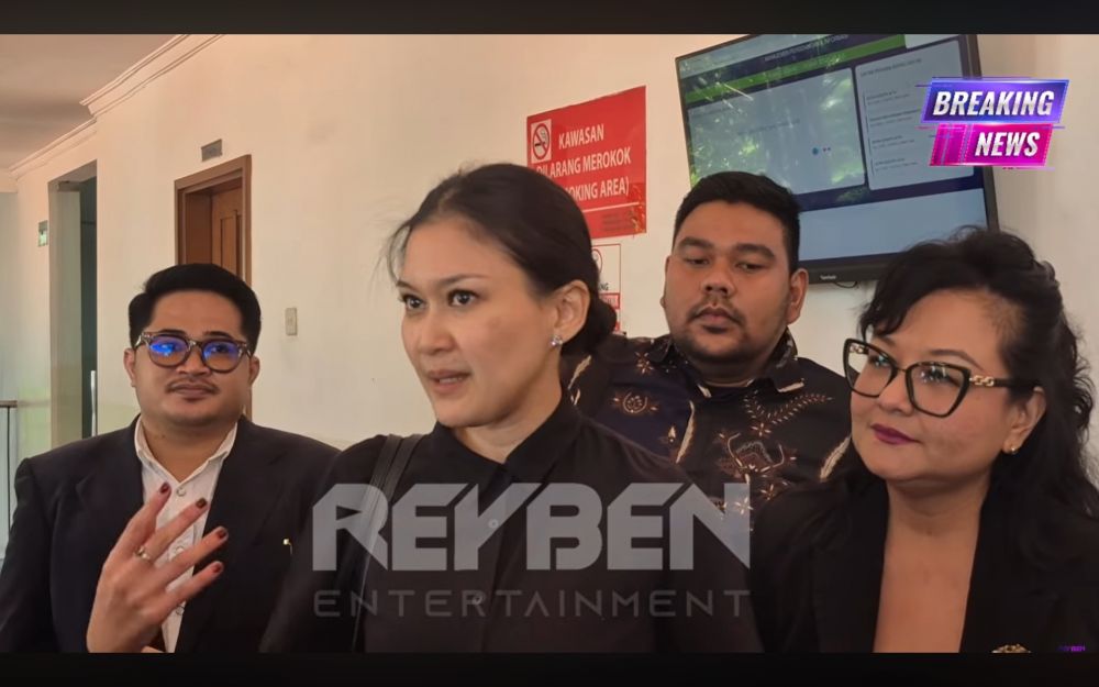 7 Potret Marissa Anita pakai busana hitam di sidang cerai, jelaskan maknanya