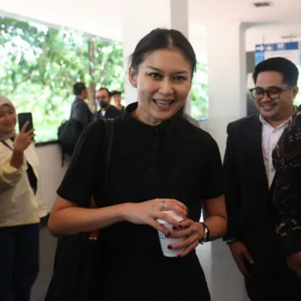 7 Potret Marissa Anita pakai busana hitam di sidang cerai, jelaskan maknanya