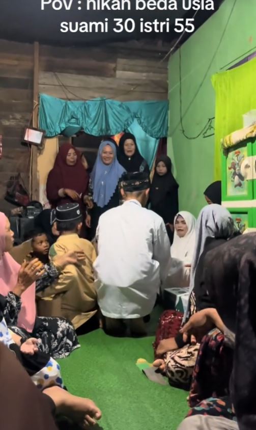 Umur hanyalah angka, viral emak-emak 55 tahun dinikahi pria selisih 25 tahun, ini 7 potretnya