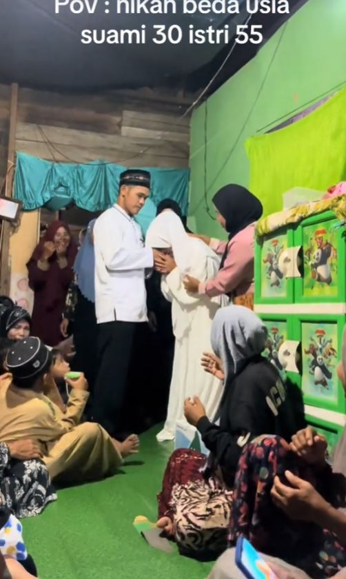 Umur hanyalah angka, viral emak-emak 55 tahun dinikahi pria selisih 25 tahun, ini 7 potretnya