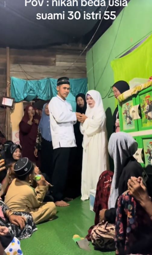 Umur hanyalah angka, viral emak-emak 55 tahun dinikahi pria selisih 25 tahun, ini 7 potretnya
