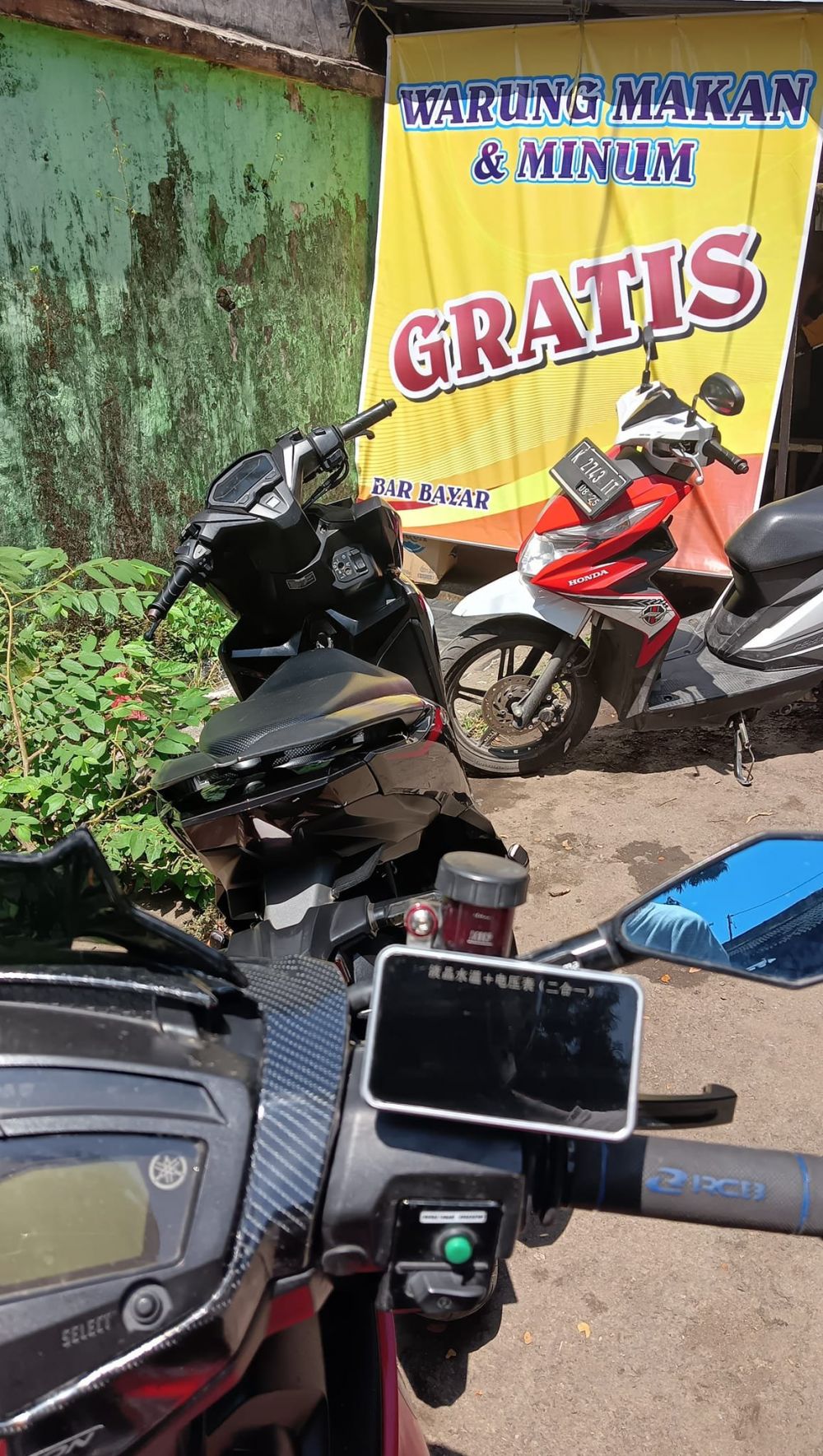 Pakai teknik ‘S3 Marketing', 11 spanduk dagang super kocak ini bikin pembeli auto salah fokus