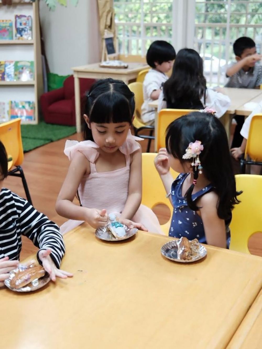 9 Potret Rachel Vennya rayakan ultah Chava di sekolah, reaksi diajak ngobrol Inggris bikin ngakak