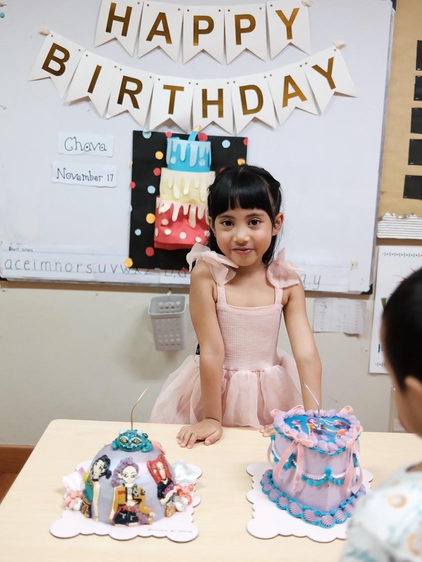 9 Potret Rachel Vennya rayakan ultah Chava di sekolah, reaksi diajak ngobrol Inggris bikin ngakak