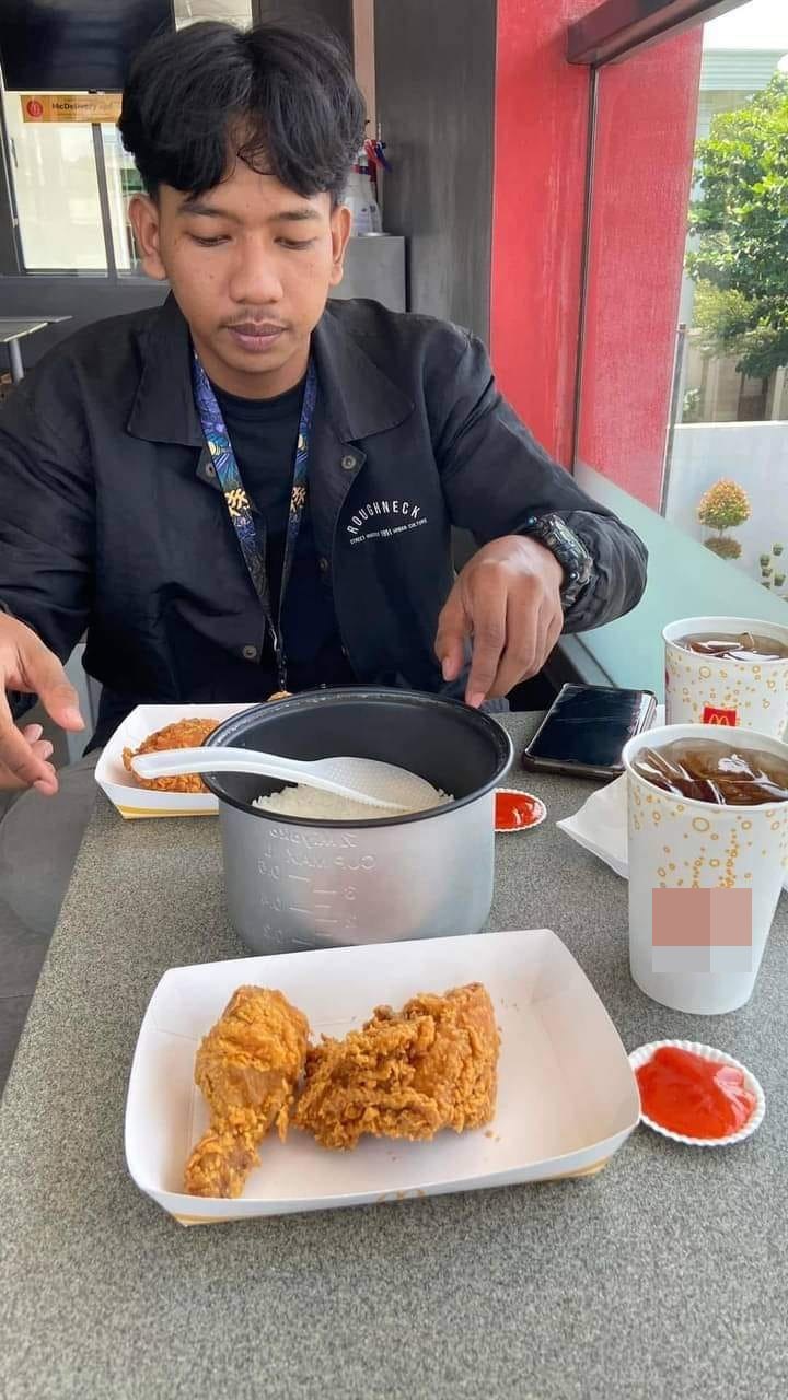 11 Aksi kocak orang nggak mau rugi saat makan, bikin ngakak tapi beneran hemat total