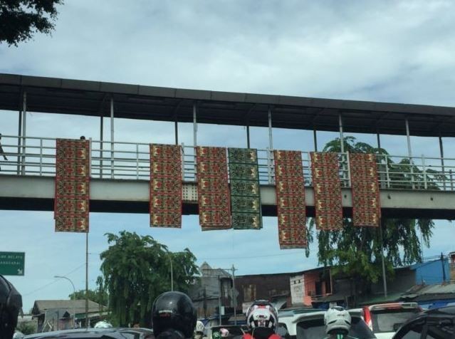 Bukan cuma baju tapi juga benda sehari-hari, 11 aksi kocak orang jemur barang aneh ini bikin ngakak