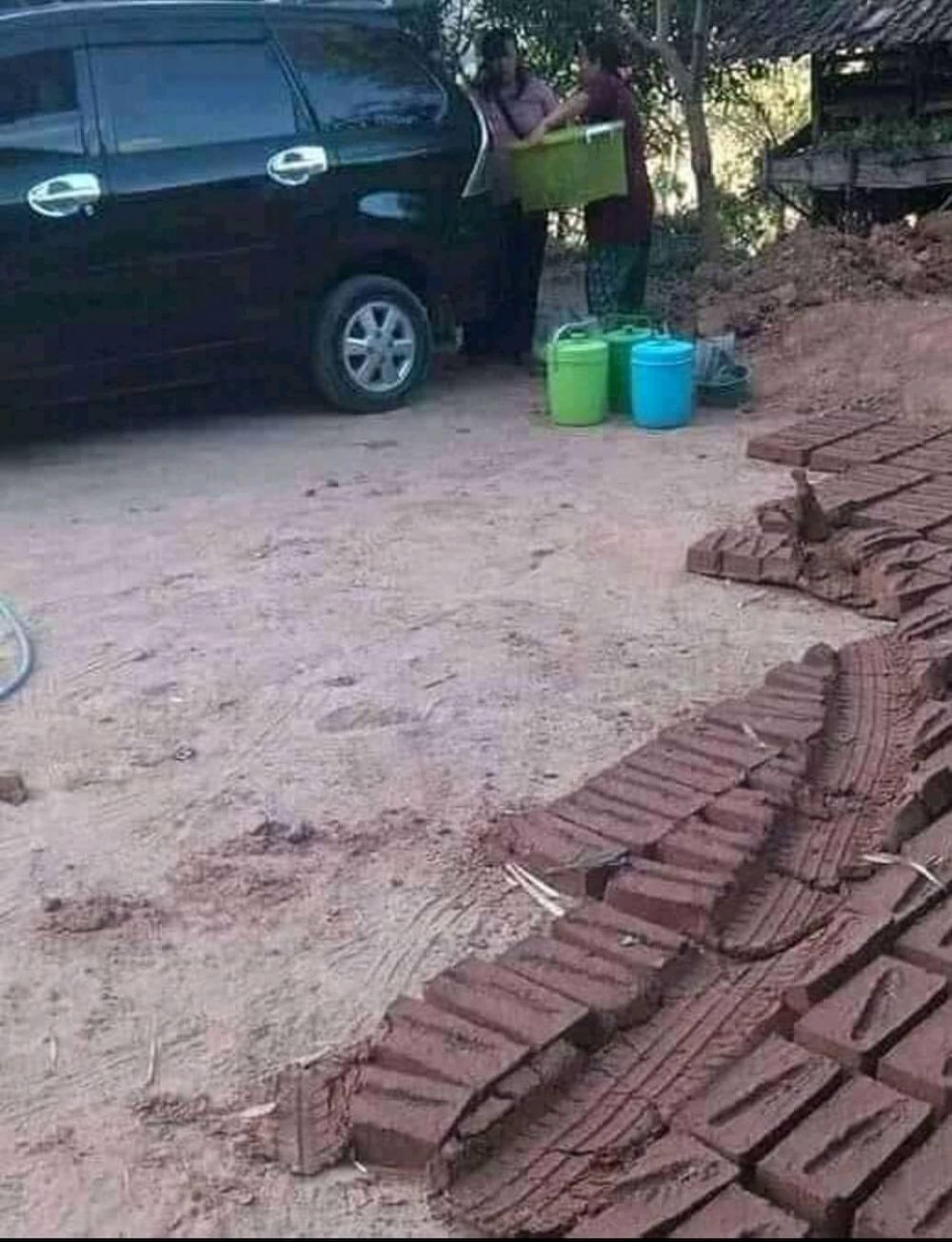 Bukan cuma baju tapi juga benda sehari-hari, 11 aksi kocak orang jemur barang aneh ini bikin ngakak