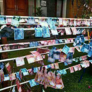 Bukan cuma baju tapi juga benda sehari-hari, 11 aksi kocak orang jemur barang aneh ini bikin ngakak