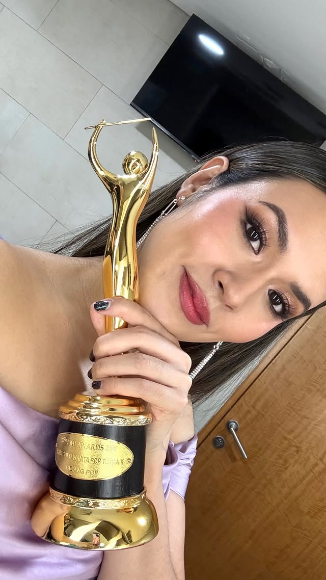 Ungkapan Raisa usai menang AMI Awards 2025, singgung Vidi Aldiano & ibunya yang berjuang lawan kanker