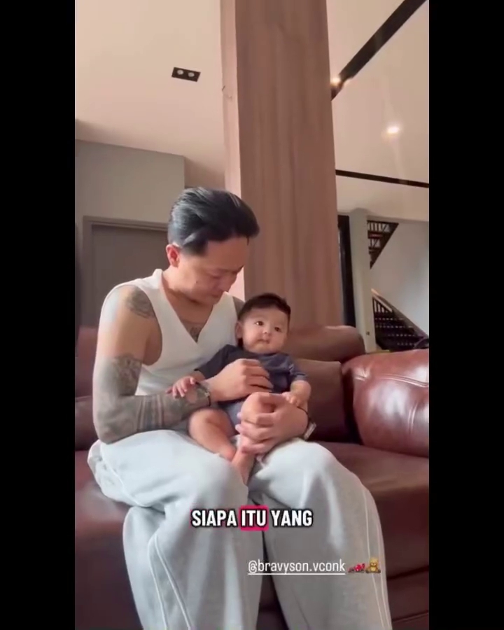 Meski putus, DJ Bravy kerap main ke rumah Erika Carlina untuk bertemu baby Andrew, ini 7 momennya