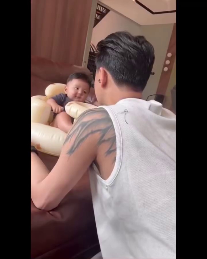 Meski putus, DJ Bravy kerap main ke rumah Erika Carlina untuk bertemu baby Andrew, ini 7 momennya