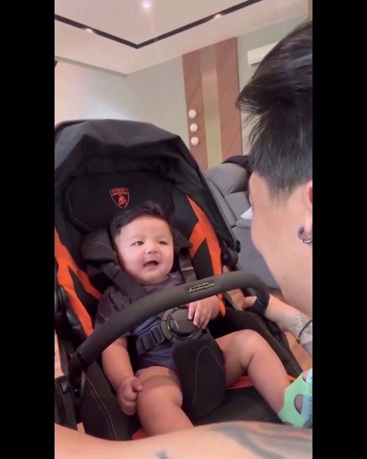 Meski putus, DJ Bravy kerap main ke rumah Erika Carlina untuk bertemu baby Andrew, ini 7 momennya