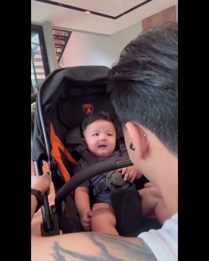 Meski putus, DJ Bravy kerap main ke rumah Erika Carlina untuk bertemu baby Andrew, ini 7 momennya