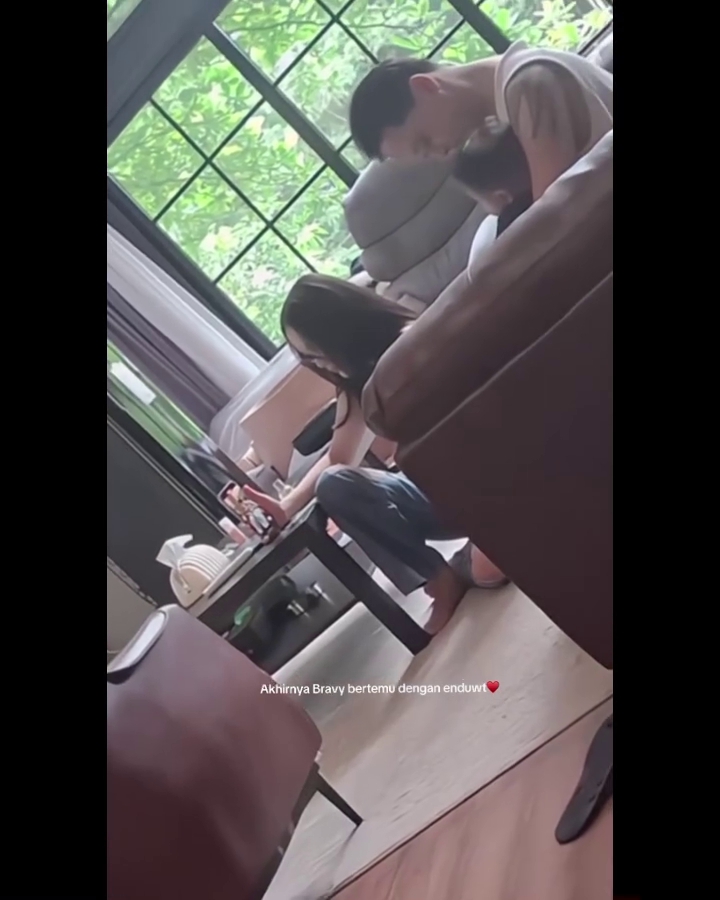 Meski putus, DJ Bravy kerap main ke rumah Erika Carlina untuk bertemu baby Andrew, ini 7 momennya