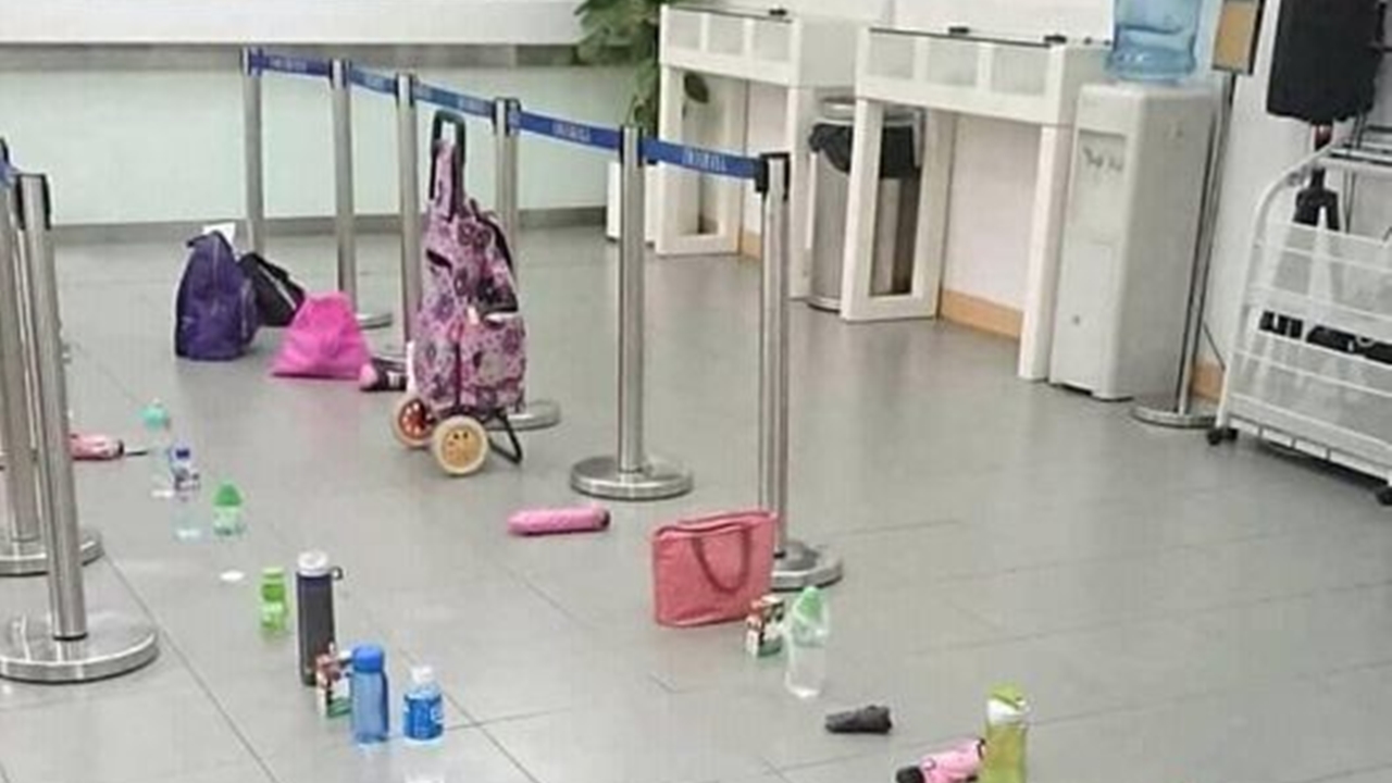 11 Potret kocak saat antre ini bikin geleng kepala, lucunya nggak masuk akal tapi nyata banget