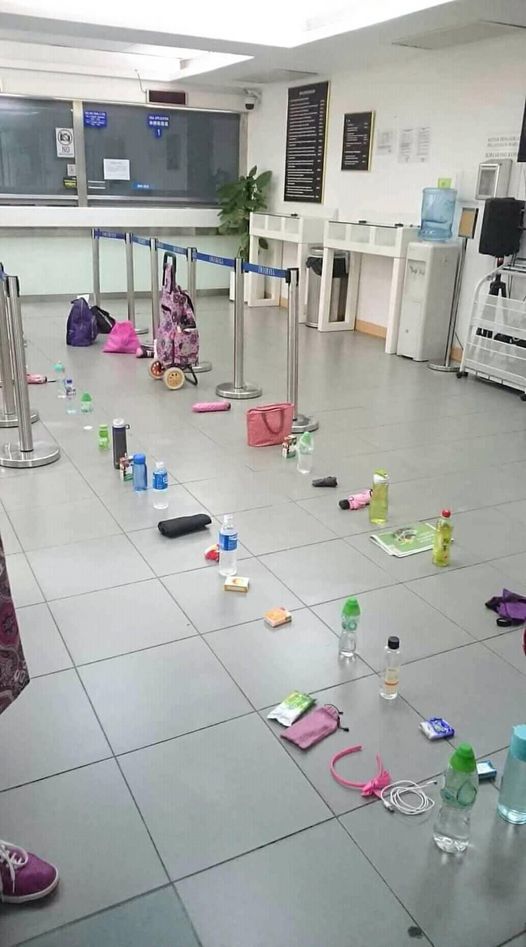 11 Potret kocak saat antre ini bikin geleng kepala, lucunya nggak masuk akal tapi nyata banget