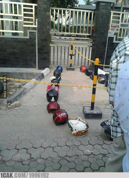 11 Potret kocak saat antre ini bikin geleng kepala, lucunya nggak masuk akal tapi nyata banget