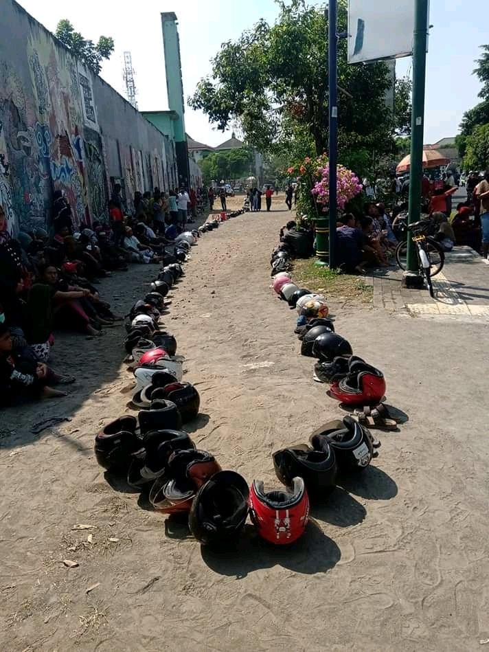 11 Potret kocak saat antre ini bikin geleng kepala, lucunya nggak masuk akal tapi nyata banget