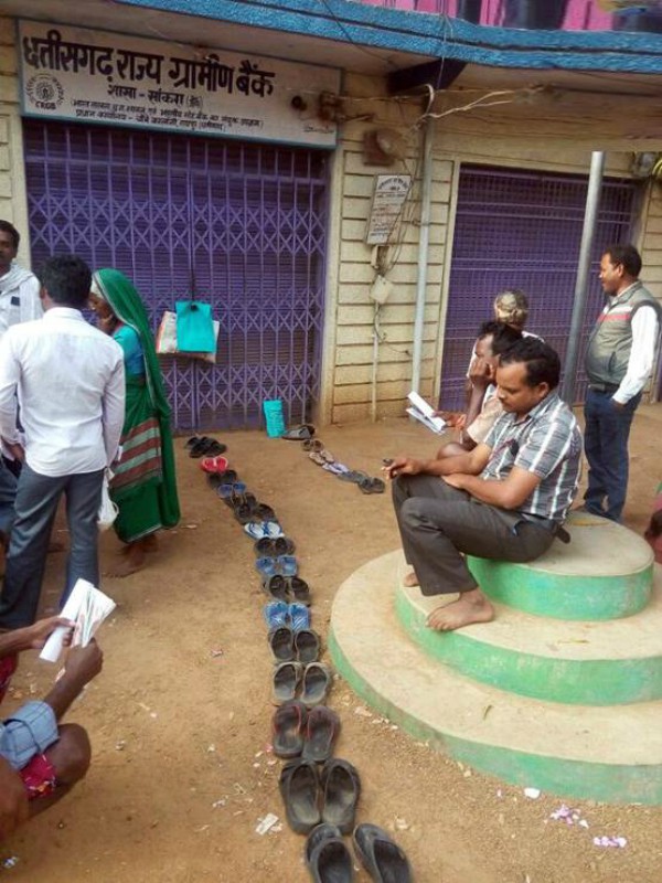 11 Potret kocak saat antre ini bikin geleng kepala, lucunya nggak masuk akal tapi nyata banget