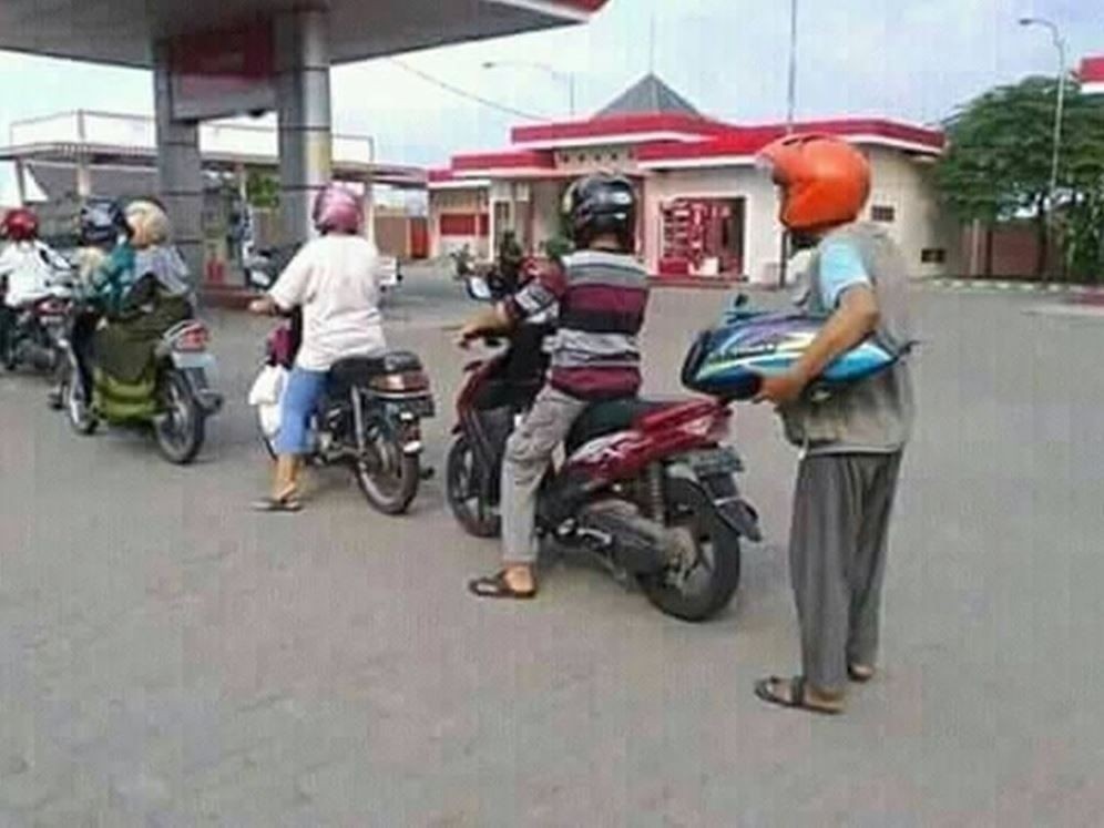 11 Potret kocak saat antre ini bikin geleng kepala, lucunya nggak masuk akal tapi nyata banget