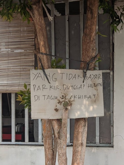 11 Tulisan nyeleneh di pohon ini bikin ngakak, niatnya serius tapi malah bikin nyengir sepanjang hari