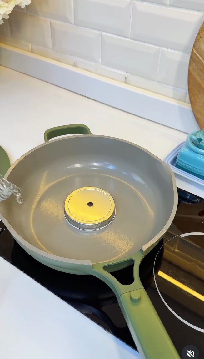 Trik cerdas hangatkan makanan tanpa microwave & panci kukusan, cuma modal tutup toples