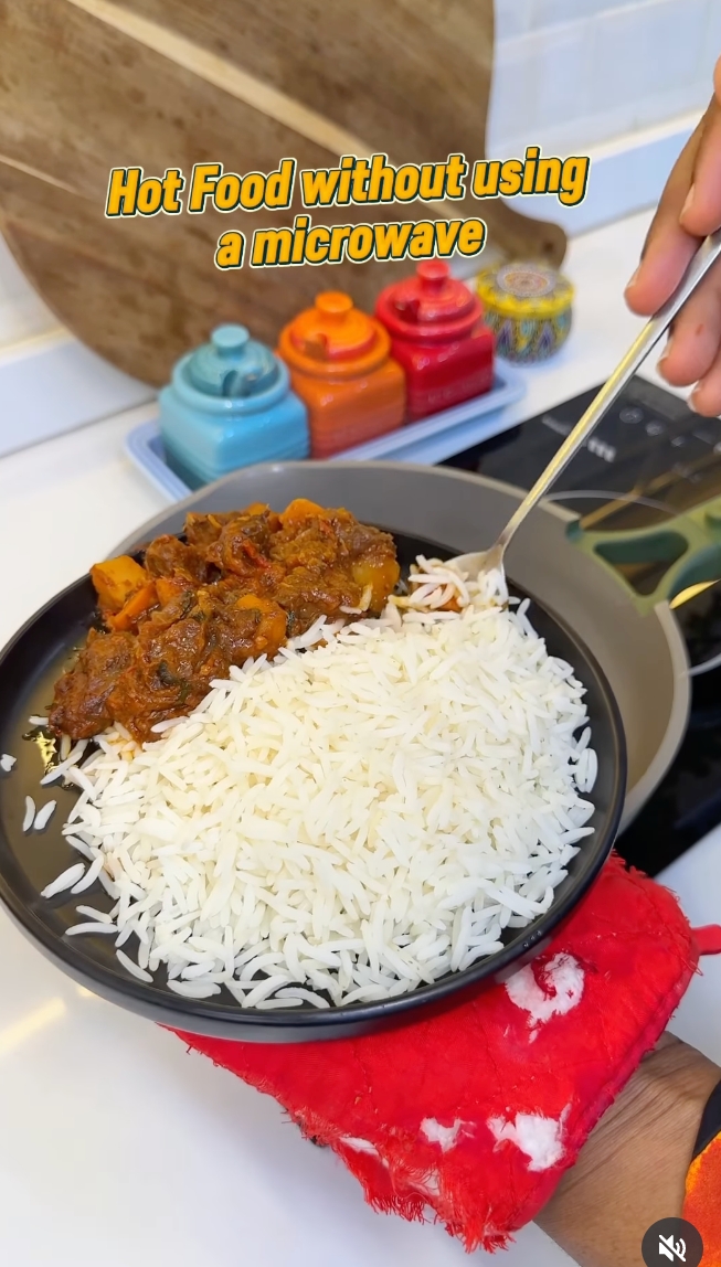 Trik cerdas hangatkan makanan tanpa microwave & panci kukusan, cuma modal tutup toples