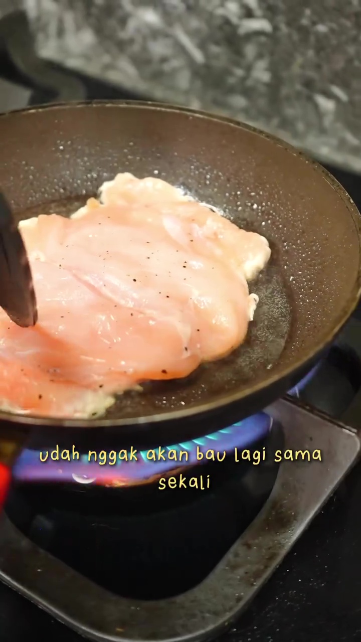 Bisa bikin hasil makanan nggak enak, chef ini bagikan cara ampuh basmi bau amis di daging ayam