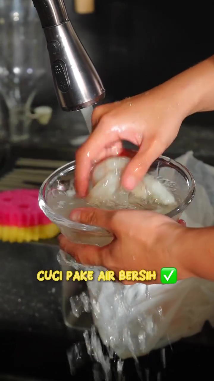 Bisa bikin hasil makanan nggak enak, chef ini bagikan cara ampuh basmi bau amis di daging ayam