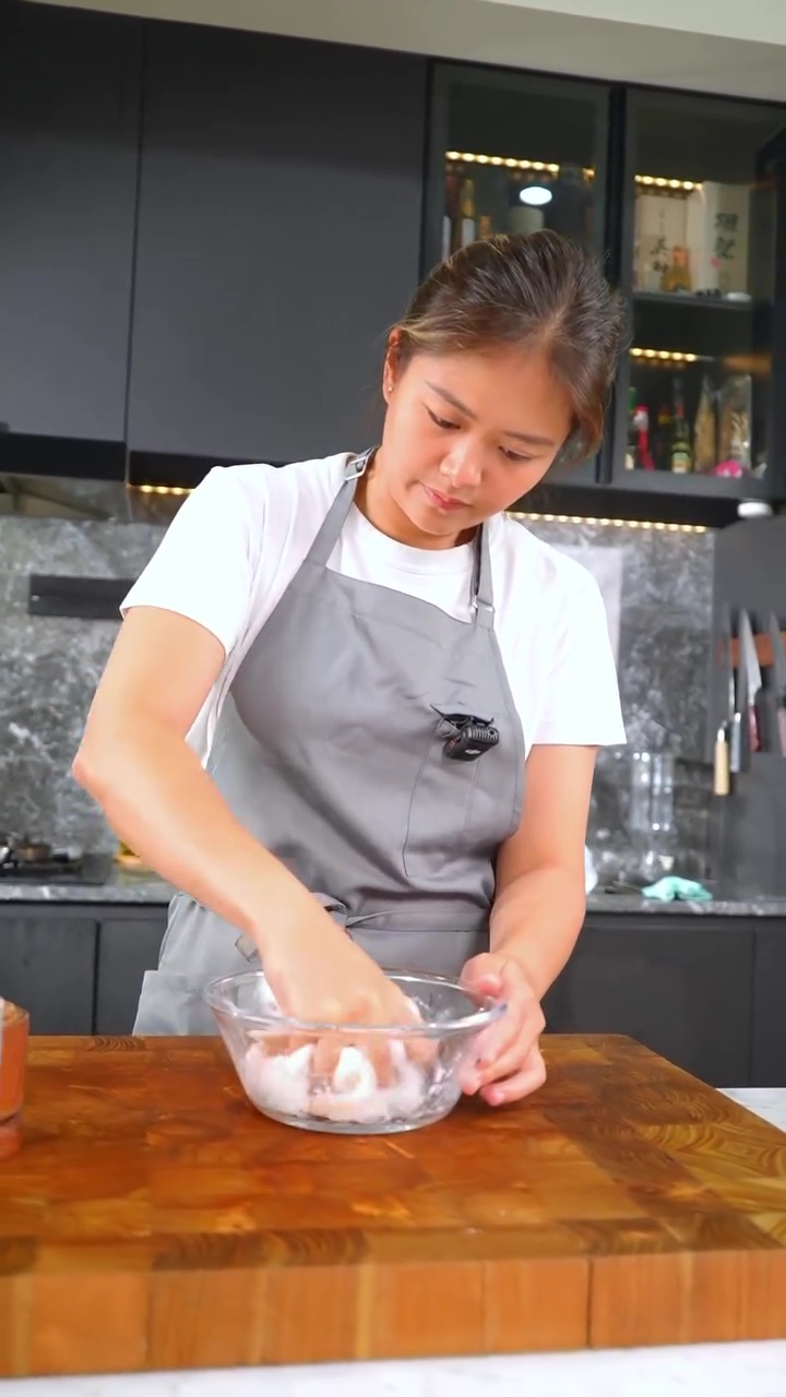 Bisa bikin hasil makanan nggak enak, chef ini bagikan cara ampuh basmi bau amis di daging ayam