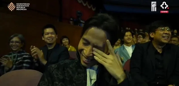 Sheila Dara menang aktris terbaik FFI 2025, 7 potret Vidi Aldiano menahan tangis bikin haru