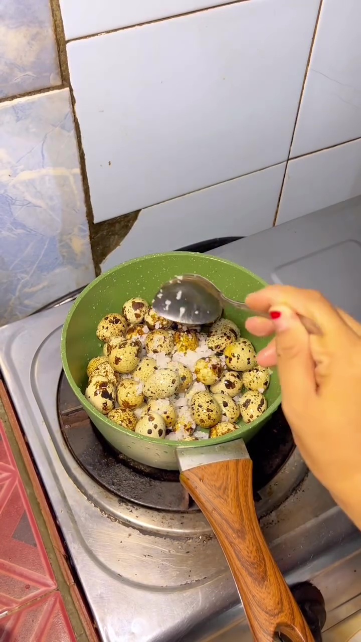 Trik rebus telur puyuh agar mudah dikupas dan tak cepat basi, ternyata kuncinya di 1 ampas dapur ini
