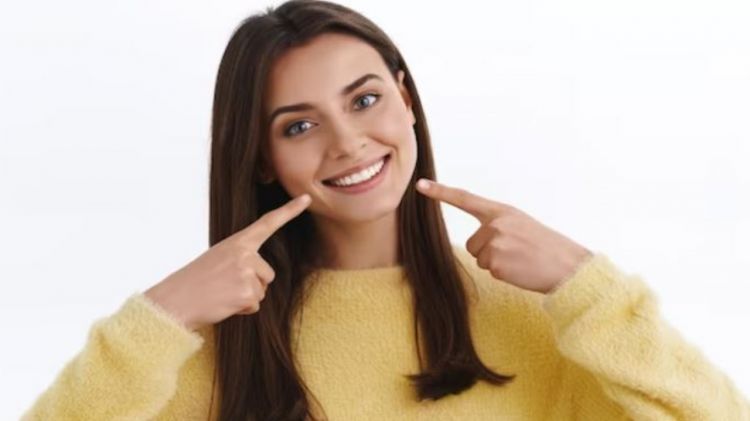 Wajib coba! Trik hilangkan noda kuning gigi tanpa baking soda