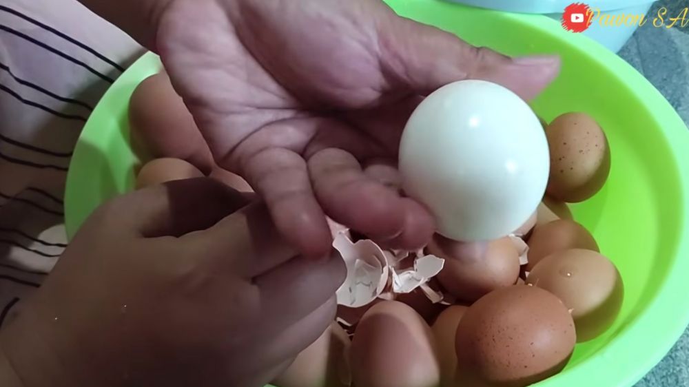Pusing telur rebus kuningnya turun semua? Ini cara merebus agar kuningnya di tengah dan mudah dikupas