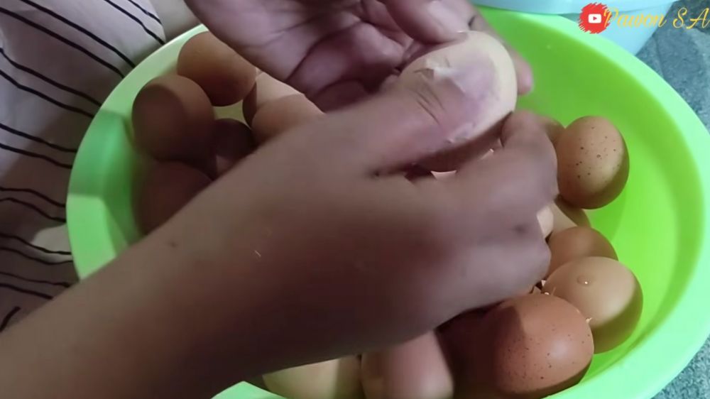 Pusing telur rebus kuningnya turun semua? Ini cara merebus agar kuningnya di tengah dan mudah dikupas
