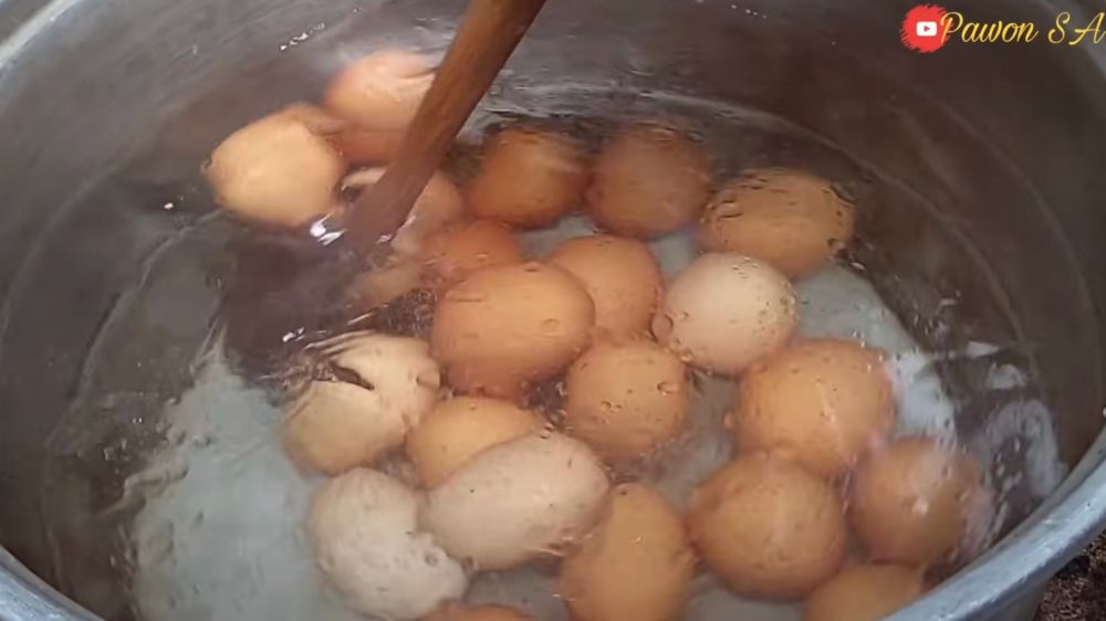 Pusing telur rebus kuningnya turun semua? Ini cara merebus agar kuningnya di tengah dan mudah dikupas