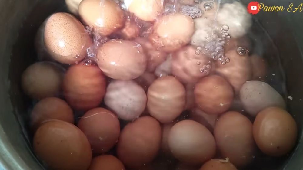 Pusing telur rebus kuningnya turun semua? Ini cara merebus agar kuningnya di tengah dan mudah dikupas