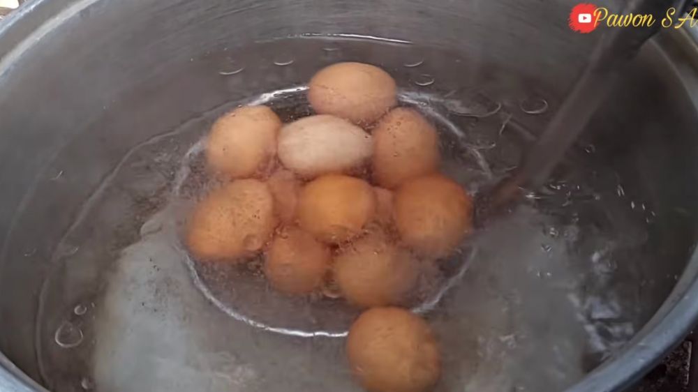Pusing telur rebus kuningnya turun semua? Ini cara merebus agar kuningnya di tengah dan mudah dikupas