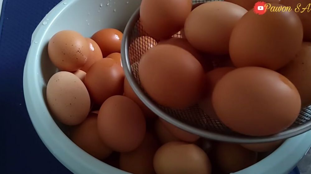 Pusing telur rebus kuningnya turun semua? Ini cara merebus agar kuningnya di tengah dan mudah dikupas