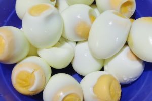 Pusing telur rebus kuningnya turun semua? Ini cara merebus agar kuningnya di tengah dan mudah dikupas