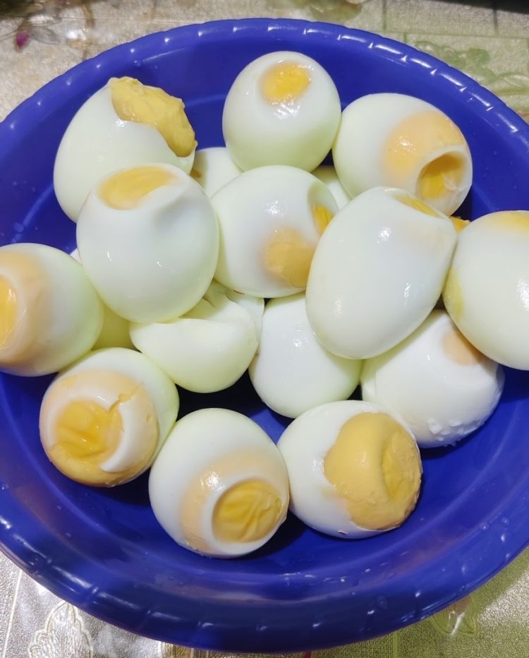 Pusing telur rebus kuningnya turun semua? Ini cara merebus agar kuningnya di tengah dan mudah dikupas