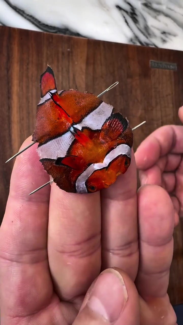  Aksi nekat chef masak ikan nemo jadi menu premium ini bikin heboh, warganet: memang aman dikonsumsi?